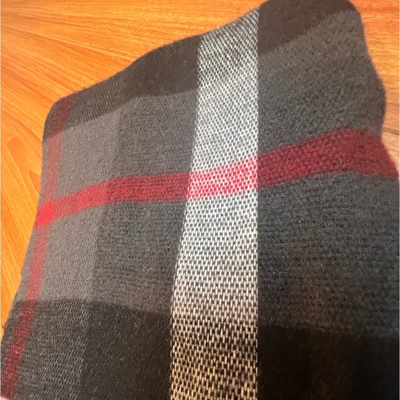 Express Plaid (Black,White,Red,Gray) Scarf NWT - Picture 3 of 9